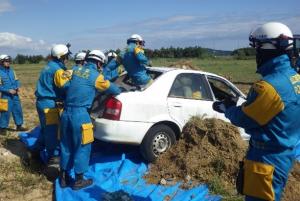 県警察部隊が土砂に埋まった車から人を救出する訓練の写真です。