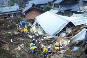 山口県警の部隊が石川県珠洲市の倒壊家屋において行方不明者を捜索している写真です。