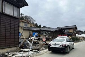 山口県警のパトカーが石川県能登町を警らしている写真です。
