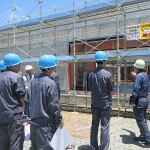 湯田温泉パーク新築工事現場を見学する岩国工業高校の生徒