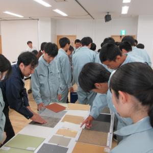 湯田温泉パーク新築工事で使用する資材に触れる萩商工高校の生徒