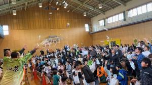 施設内でのもち撒きの様子