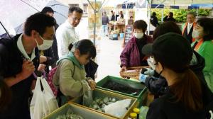 新茶、緑茶ティーパックの販売の様子