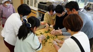 製茶体験での手もみ作業の様子