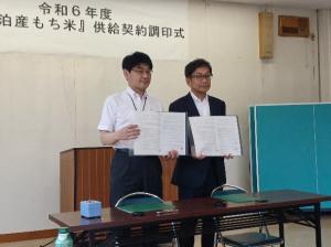 契約書調印（小田本部長と坪野理事長）