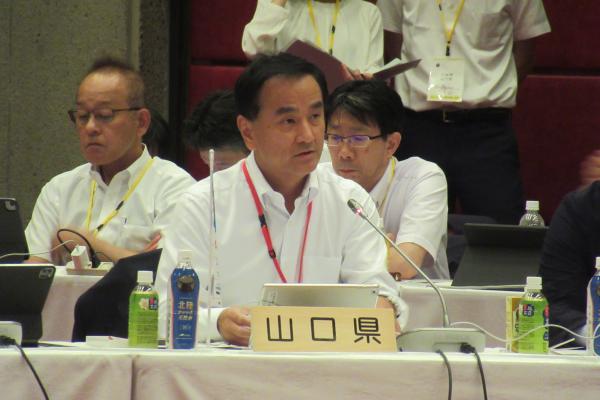 会議に出席する村岡知事の写真