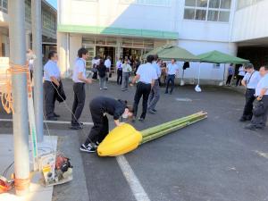 産業技術センターの実演の様子（結束竹の移動作業）