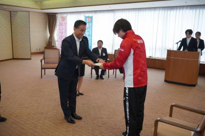 認定証授与（山内選手）