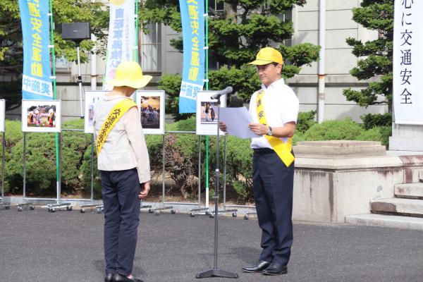 交通安全メッセージを伝達する村岡知事の写真