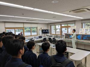 制御室の見学風景