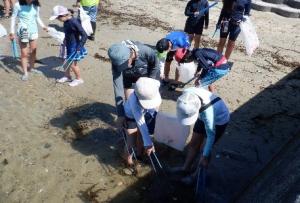 しまキャンでの海浜清掃の様子