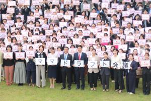 記念撮影する村岡知事の写真