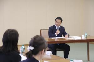 意見交換する村岡知事の写真