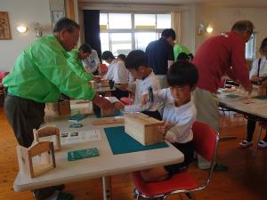 間伐材を使った小物入れづくり