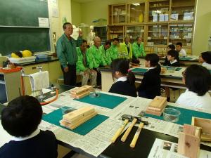 宇部市林業研究会による説明