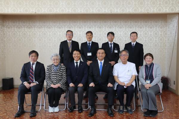 周防大島の皆さんと村岡知事の記念写真