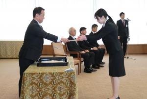 辞令を交付する村岡知事の写真