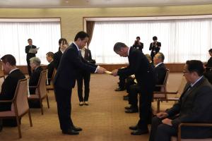 辞令を交付する村岡知事の写真