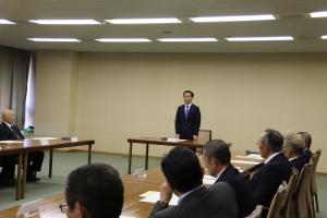 挨拶をする村岡知事の写真