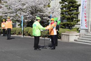 メッセージを伝達する村岡知事の写真