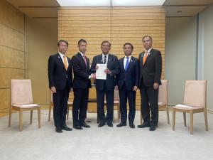 内閣総理大臣とともに記念撮影する村岡知事の写真