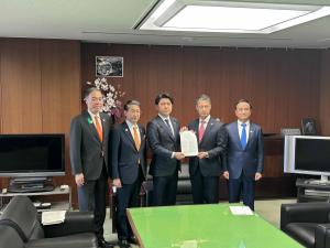 国土交通大臣とともに記念撮影する村岡知事の写真