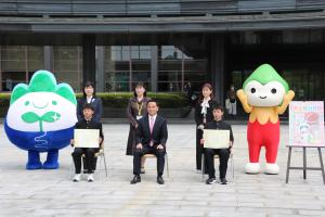表彰者と記念撮影をする村岡知事の写真