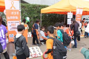 輪投げをする子ども達