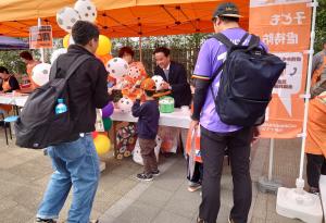 風船をあげる村岡知事
