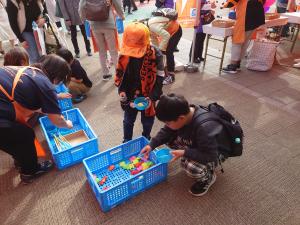 魚釣りゲームを楽しむこども