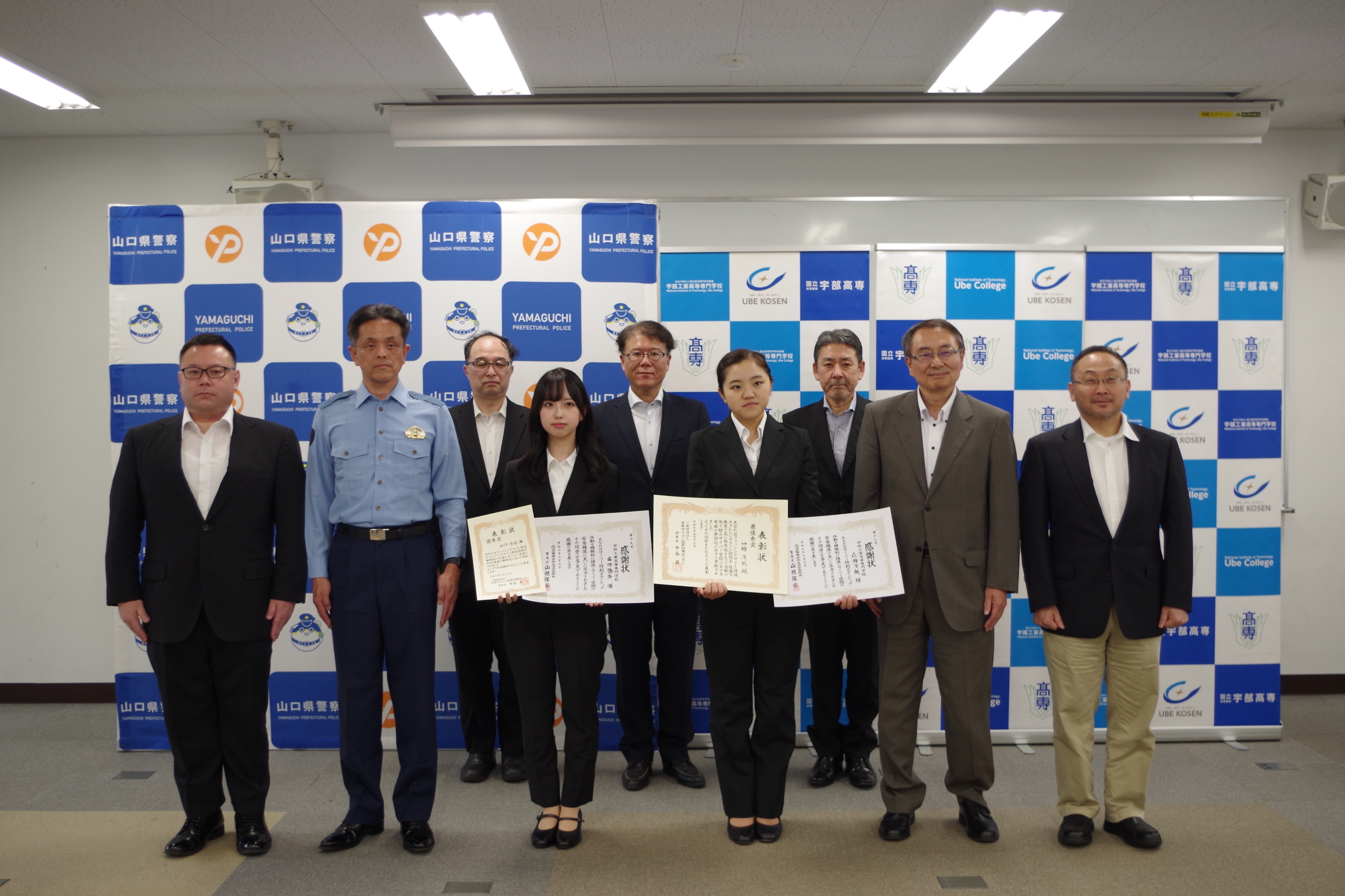 宇部工業高専学校における感謝状贈呈式写真