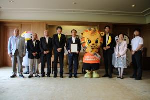 記念撮影をする村岡知事の写真