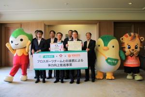 記念撮影をする村岡知事の写真