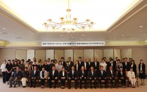 記念撮影する村岡知事の写真