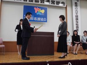 表彰状を授与する村岡知事