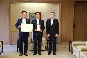 記念撮影をする村岡知事の写真