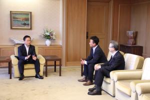 歓談する村岡知事の写真