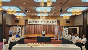 あいさつをする村岡知事の写真