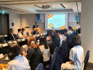 プレゼンテーションを行う村岡知事の写真