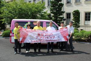 記念撮影をする村岡知事の写真