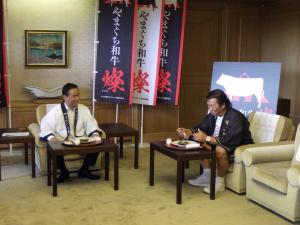 やまぐち和牛燦を試食する長州力さん