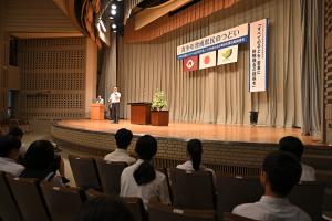 知事が発表者に向かって激励する写真