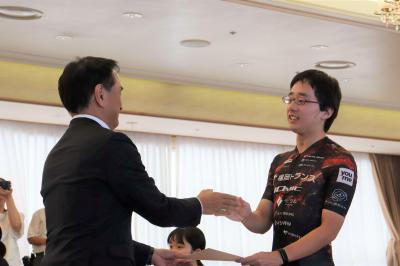 ＜認定証授与＞ 大谷春樹選手（自転車）