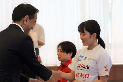 ​＜認定証授与＞​ 奥原彩花選手（FIDバスケットボール）