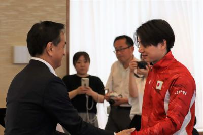 ＜認定証授与＞​ 山内裕貴選手（射撃）