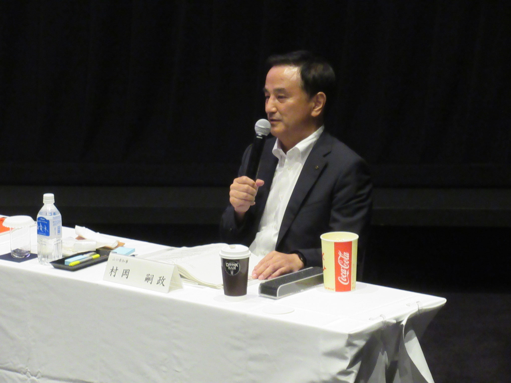 発言する村岡知事