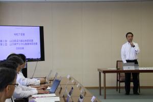 合同会議の冒頭であいさつをする村岡知事の写真