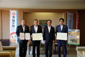 記念撮影する村岡知事