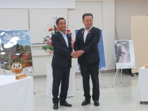 記念撮影をする村岡知事の写真