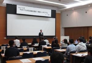 あいさつする村岡知事の写真